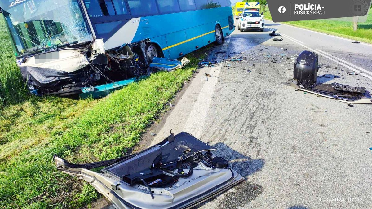 Na Slovensku se srazil autobus se škodovkou: jeden mrtvý, tři zraněné děti